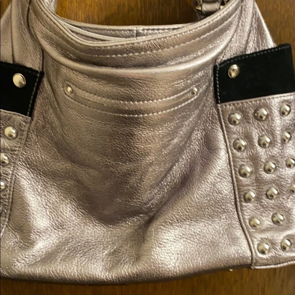 b.Makowsky Silver leather bag with pockets with silver studs